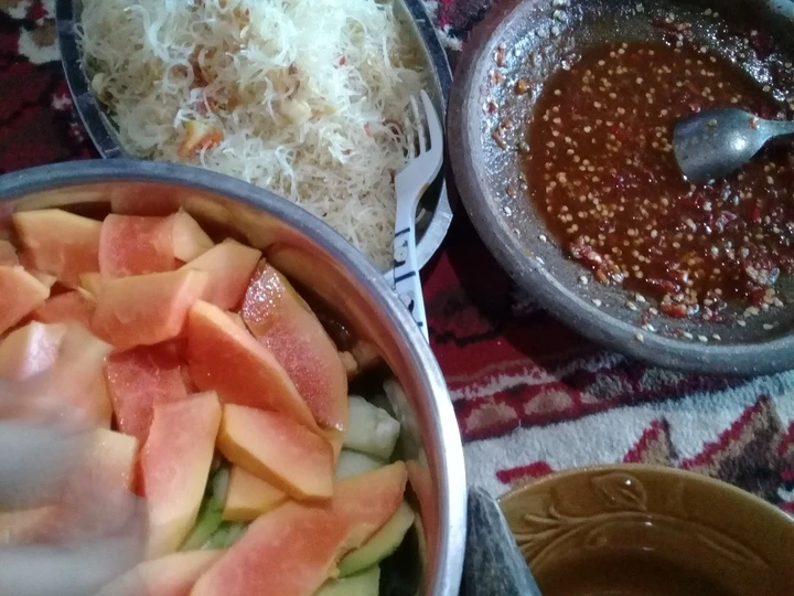 Langkah Gampang Membikin Resep Rujak Buah Bumbu Petis Madura yang Lezat Anti Ribet, Lezat