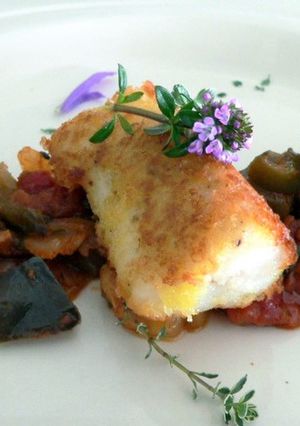 Une photo de Merlu pané et sa petite ratatouille