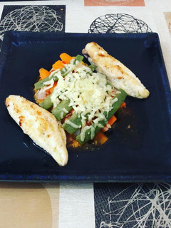 Una foto de Lasaña de verduras con supremas de rape a la plancha