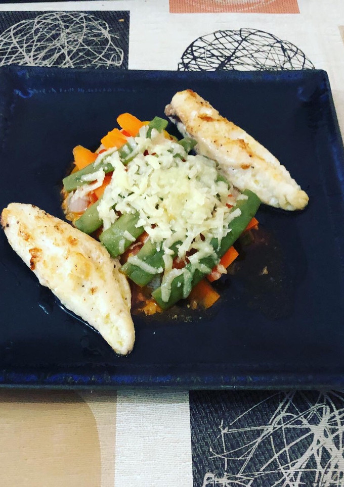 Una foto de Lasaña de verduras con supremas de rape a la plancha