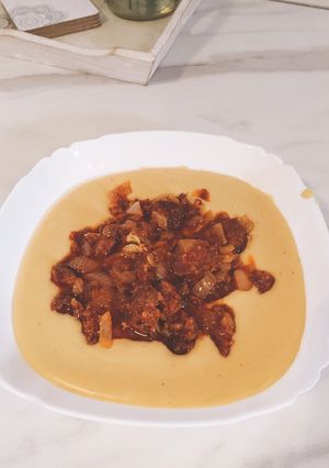 Magyaros sárgaborsófőzelék hagymás- kolbászos szósszal recept fotója