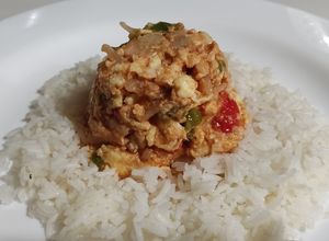 Una foto de Revoltillo de huevos con puré de tomate especias