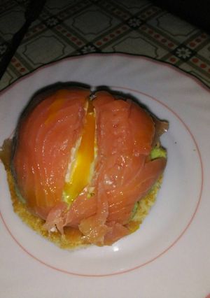 Una foto de Cúpula de salmón con corazón de huevo y aguacate