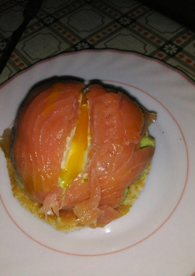 Una foto de Cúpula de salmón con corazón de huevo y aguacate