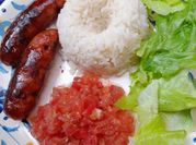 Una foto de ensalada con cecina