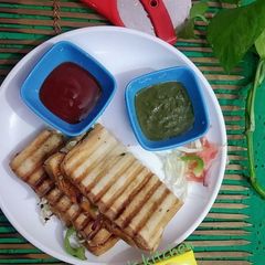 A picture of Paneer and mix veg peri peri toast.