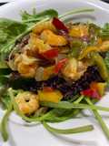 Ensalada templada de arroz negro venere con espinacas y gambas