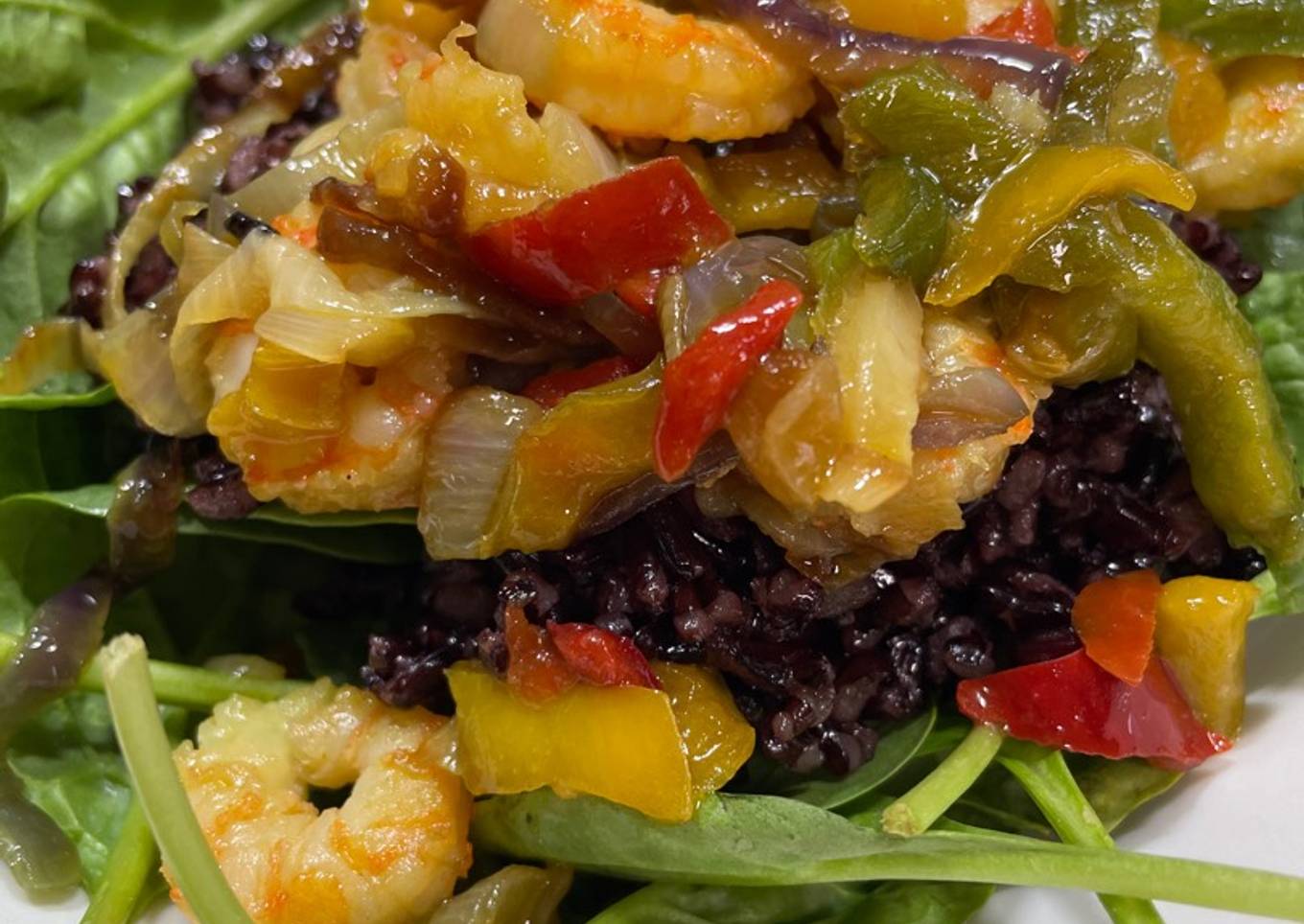 Ensalada templada de arroz negro venere con espinacas y gambas