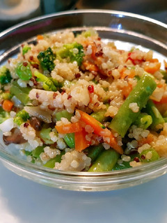 Una foto de Salteado de verduras con quinoa roja y blanca