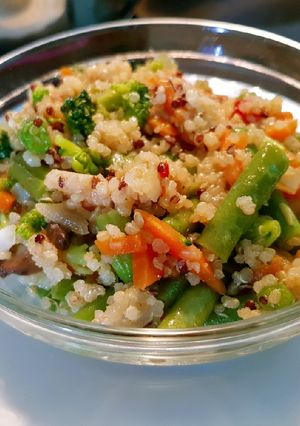 Foto principal de Salteado de verduras con quinoa roja y blanca