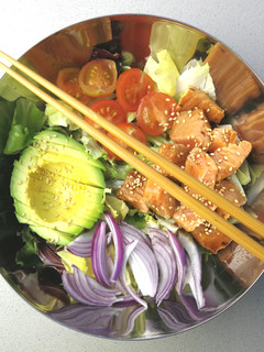 Una foto de Poke Bowl de salmón fácil