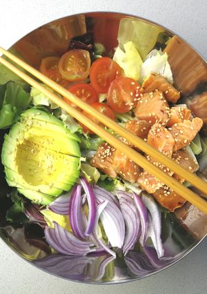 Una foto de Poke Bowl de salmón fácil