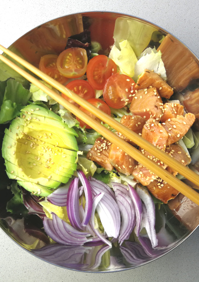 Una foto de Poke Bowl de salmón fácil