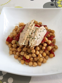 Una foto de Ensalada de garbanzos con ventresca de bonito