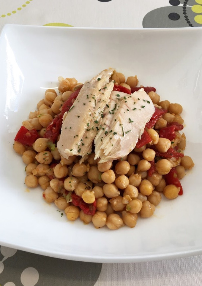 Una foto de Ensalada de garbanzos con ventresca de bonito