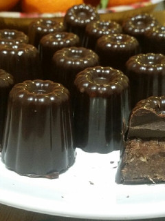 Una foto de Bombones de chocolate negro rellenos de dátil