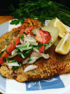 Una foto de Pescado frito 🐟base eneldo y orégano papas cocidas y ensalada