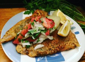 Una foto de Pescado frito 🐟base eneldo y orégano papas cocidas y ensalada