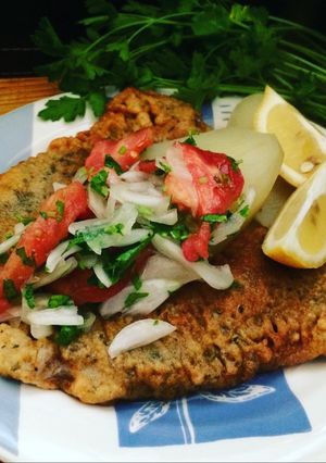 Una foto de Pescado frito 🐟base eneldo y orégano papas cocidas y ensalada