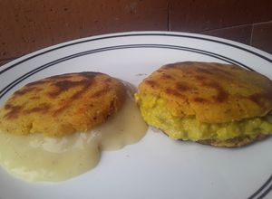 Una foto de Arepas🍘 de maíz🌽 amarillo rellenas de 🥑y🧀queso🤔