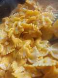 Farfalle veganas con salsa de tomate y curry