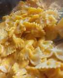 Farfalle veganas con salsa de tomate y curry