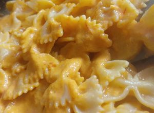 Una foto de Farfalle veganas con salsa de tomate y curry