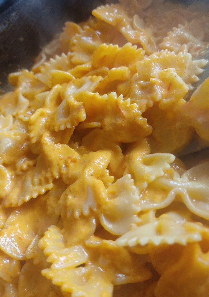 Una foto de Farfalle veganas con salsa de tomate y curry