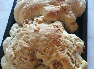 Una foto de Pan casero con chicharrones 😋😋