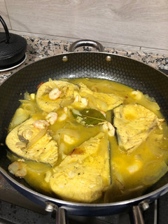 Una foto de Emperador o aguja en salsa súper fácil y riquísima!!!!