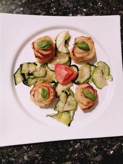 Una foto de Timbal de patatas y queso con calabacín especiado
