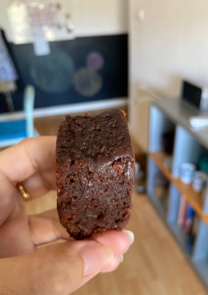 Una foto de Bizcocho jugoso de chocolate y almendra