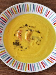 Una foto de Sopa de calabaza y gambas