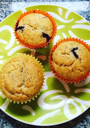 Una foto de Muffins de limón y arándanos, con semillas de amapola 