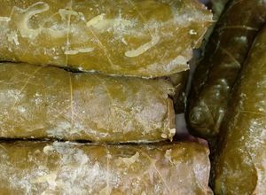 Una foto de Dolmas (hojas de parra rellenas) pueden usar repollo