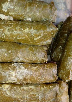 Una foto de Dolmas (hojas de parra rellenas) pueden usar repollo