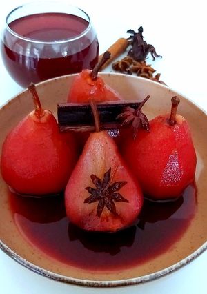 Une photo de 🌺 Poires pochées aux épices et fleurs d'hibiscus 🌺