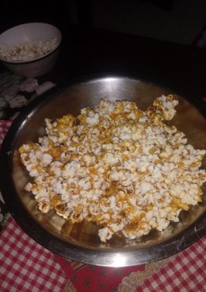 Una foto de Pochoclo con caramelo