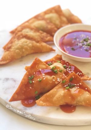 A picture of Fried Wonton with Dipping Sauce.