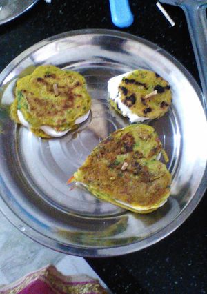 A picture of Mixed veg multigrain chilla sandwitch.