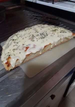 Una foto de Pizza de muzzarella sin gluten