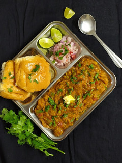 પાઉં ભાજી (Pav Bhaji Recipe In Gujarati) રેસીપી મુખ્ય ફોટો