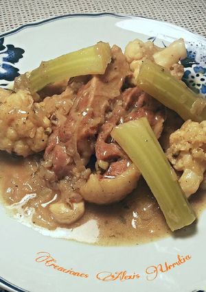 Una foto de Paletilla de cordero, estofada con coliflor