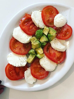 Una foto de Platazo de tomates, mozzarella y aguacate🍅