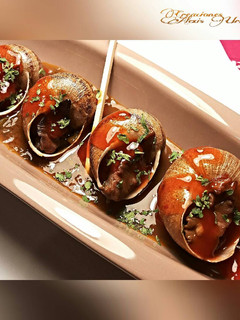 Una foto de Caracoles en salsa de hierbas aromáticas con toques ibérico picante