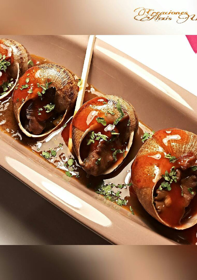 Una foto de Caracoles en salsa de hierbas aromáticas con toques ibérico picante