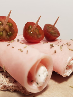 Una foto de Rollito de pavo con queso y tomate!!