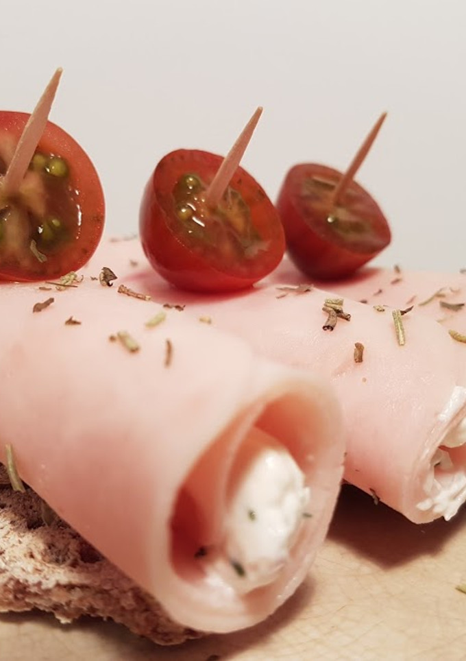 Una foto de Rollito de pavo con queso y tomate!!
