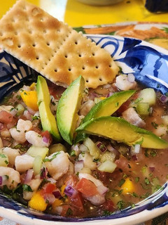 Una foto de Ceviche de pescado con mango