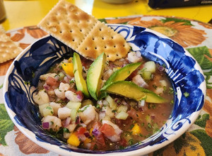 Una foto de Ceviche de pescado con mango